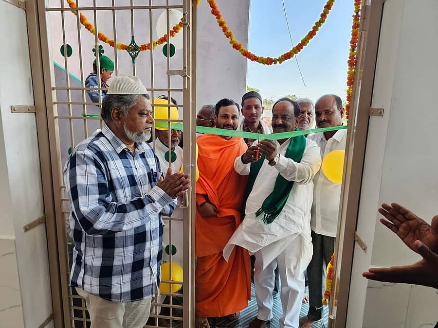 <div class="paragraphs"><p>ನವಲಗುಂದ ವಿಧಾನಸಭಾ ಕ್ಷೇತ್ರದ ತುಪ್ಪದಕುರಹಟ್ಟಿ ಗ್ರಾಮದಲ್ಲಿ ಶಾಸಕ ಎನ್.ಎಚ್.ಕೋನರಡ್ಡಿ ಜುಮ್ಮಾ ಮಸೀದಿ ಉದ್ಘಾಟಿಸಿದರು </p></div>