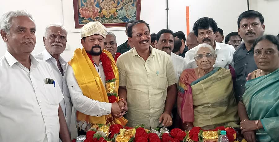 ಶ್ರೀರಂಗಪಟ್ಟಣ ಟಿಎಪಿಸಿಎಂಎಸ್‌ ಅಧ್ಯಕ್ಷರಾಗಿ ಗುರುವಾರ ಅವಿರೋಧವಾಗಿ ಆಯ್ಕೆಯಾದ ಕಾಂಗ್ರೆಸ್‌ ಬೆಂಬಲಿತ ಎಂ. ನಂದೀಶ್‌ ಅವರನ್ನು ಶಾಸಕ ರಮೇಶ ಬಂಡಿಸಿದ್ದೇಗೌಡ ಅಭಿನಂದಿಸಿದರು. ಸಂಘದ ಉಪಾಧ್ಯಕ್ಷೆ ಲಕ್ಷ್ಮಿದೇವಮ್ಮ, ಪುರಸಭೆ ಸದಸ್ಯ ಎಂ.ಎಲ್‌. ದಿನೇಶ್‌, ನಗರ ಕಾಂಗ್ರೆಸ್‌ ಘಟಕದ ಅಧ್ಯಕ್ಷ ಎಂ. ಸುರೇಶ್‌ ಇದ್ದಾರೆ