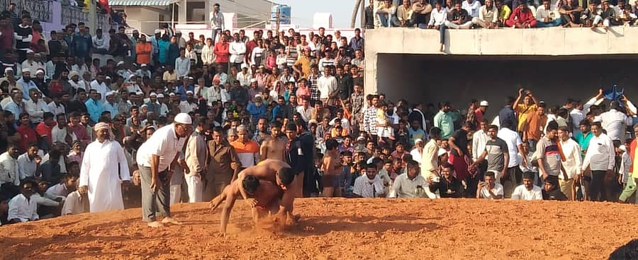 ಮುಳಬಾಗಿಲಿನ ಹೈದರ್ ಅವಾಲಿಯಾ ದರ್ಗಾ ಆವರಣದಲ್ಲಿ ಉರುಸ್ ಪ್ರಯುಕ್ತ ನಡೆದ ಕುಸ್ತಿ ಪಂದ್ಯಾವಳಿಯಲ್ಲಿ ಕುಸ್ತಿ ಪಟುಗಳು ಸೆಣಸಾಡಿದರು
