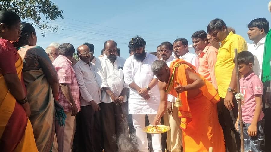 ಚಿಕ್ಕಬಳ್ಳಾಪುರ ತಾಲ್ಲೂಕಿನ ಅಗಲಗುರ್ಕಿ ಗ್ರಾಮ ಪಂಚಾಯಿತಿಯ ನೂತನ ಕಟ್ಟಡ ನಿರ್ಮಾಣಕ್ಕೆ ಶಾಸಕ ಪ್ರದೀಪ್ ಈಶ್ವರ್ ಭೂಮಿ ಪೂಜೆ ನೆರವೇರಿಸಿದರು 