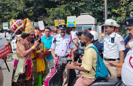 ಮೈಸೂರು ಬ್ಯಾಂಕ್ ವೃತ್ತದಲ್ಲಿ ಹೆಲ್ಮೆಟ್ ಧರಿಸದ ಸವಾರನೊಬ್ಬನಿಗೆ ಜಾಗೃತಿ ಮೂಡಿಸಿದ ಯಮ ವೇಷಧಾರಿ