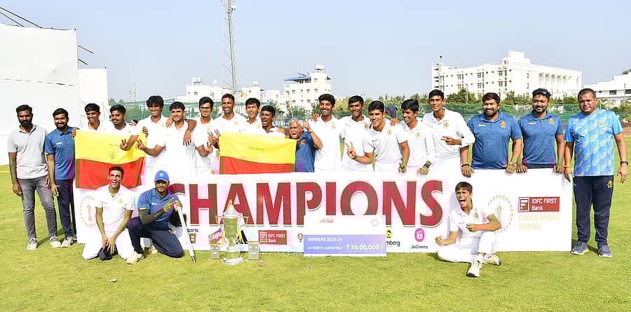 ಶಿವಮೊಗ್ಗದಲ್ಲಿ ಸೋಮವಾರ ಮುಕ್ತಾಯವಾದ ಕೂಚ್ ಬಿಹಾರ ಟ್ರೋಫಿ ಫೈನಲ್ ಪಂದ್ಯದಲ್ಲಿ ಚಾಂಪಿಯನ್ ಶ್ರೇಯ ಪಡೆದ ಕರ್ನಾಟಕ ತಂಡ
ಪ್ರಜಾವಾಣಿ ಚಿತ್ರ: ಶಿವಮೊಗ್ಗ ನಾಗರಾಜ