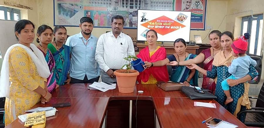 ಮುದ್ದೇಬಿಹಾಳ ತಾಲ್ಲೂಕು ಪಂಚಾಯಿತಿ ಸಭಾಭವನದಲ್ಲಿ ಈಚೆಗೆ ನಡೆದ ಕೂಸಿನ ಮನೆ ಆರೈಕೆದಾರರಿಗೆ ತರಬೇತಿ ಶಿಬಿರಕ್ಕೆ ತಾಲ್ಲೂಕು ಪಂಚಾಯಿತಿ ಪ್ರಭಾರ ಸಹಾಯಕ ನಿರ್ದೇಶಕ ಪಿ.ಎಸ್.ಕಸನಕ್ಕಿ ಚಾಲನೆ ನೀಡಿದರು