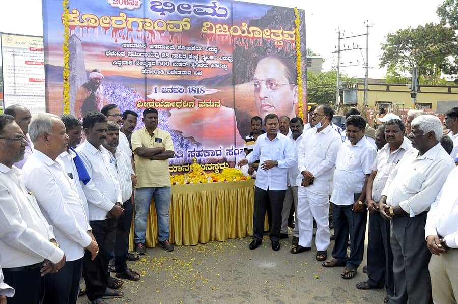 ಚಿಕ್ಕಮಗಳೂರಿನ ಆಜಾದ್ ಪಾರ್ಕ್ ವೃತ್ತದಲ್ಲಿ ಗೌತಮ ಬುದ್ಧ ಪರಿಶಿಷ್ಟ ಜಾತಿ ಸಹಕಾರ ಸಂಘ ವತಿಯಿಂದ ಭೀಮಾ ಕೋರೆಗಾಂವ್ ವಿಜಯೋತ್ಸವವನ್ನು ದಲಿತ ಹಾಗೂ ವಿವಿಧ ಪಕ್ಷಗಳ ಮುಖಂಡರು ಆಚರಿಸಿದರು 