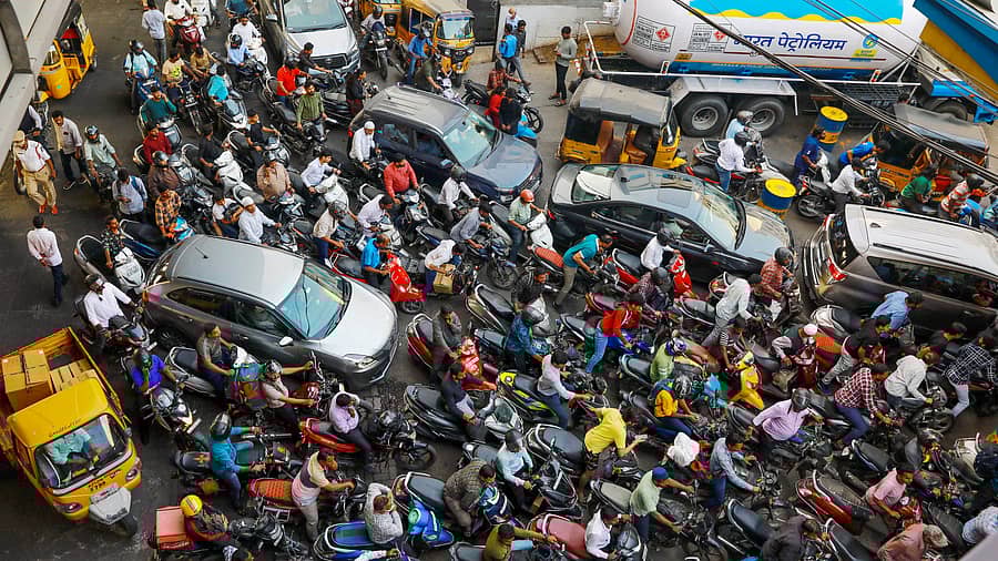 ಹೈದರಾಬಾದ್ ನಗರದ ಪೆಟ್ರೋಲ್ ಬಂಕ್ವೊಂದರಲ್ಲಿ ಮಂಗಳವಾರ ಪೆಟ್ರೋಲ್ ತುಂಬಿಸಿಕೊಳ್ಳಲು ಸರದಿಗಾಗಿ ಕಾಯುತ್ತಿರುವ ದ್ವಿಚಕ್ರ ವಾಹನ ಚಾಲಕರು –ಪಿಟಿಐ ಚಿತ್ರ