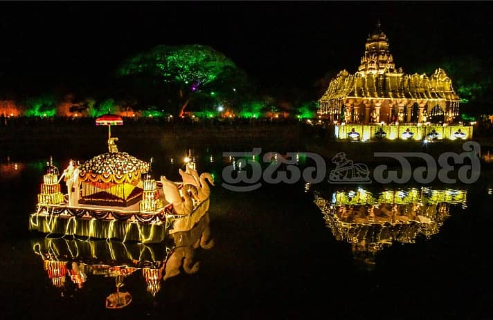 <div class="paragraphs"><p>ಕೊಪ್ಪಳದ ಗವಿಮಠದ ಕೆರೆಯ ಆವರಣದಲ್ಲಿ ಬುಧವಾರ ರಾತ್ರಿ ತೆಪ್ಪೋತ್ಸವ ಸಂಭ್ರಮದಿಂದ ನಡೆಯಿತು.</p></div>