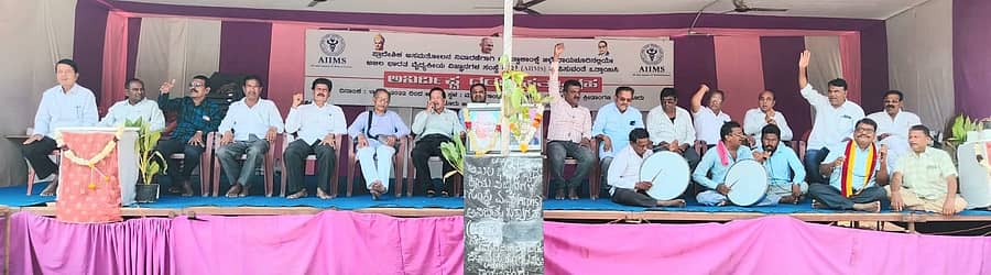 ರಾಯಚೂರಿನ ಮಹಾತ್ಮಗಾಂಧಿ ಕ್ರೀಡಾಂಗಣದ ಬಳಿ ನಡೆಯುತ್ತಿರುವ ಏಮ್ಸ್ ಹೋರಾಟ ಸಮಿತಿಯ ಧರಣಿ ಮಂಗಳವಾರ 600 ದಿನ ಪೂರೈಸಿತು