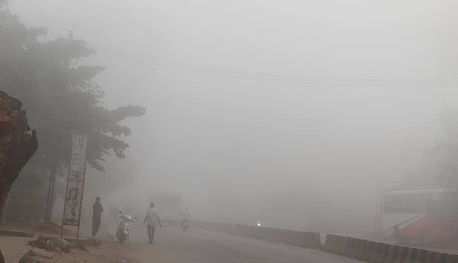 ಆನೇಕಲ್‌-ಅತ್ತಿಬೆಲೆ ರಸ್ತೆಯು ಮಂಜಿನಿಂದ ಆವರಿಸಿಕೊಂಡಿರುವುದು