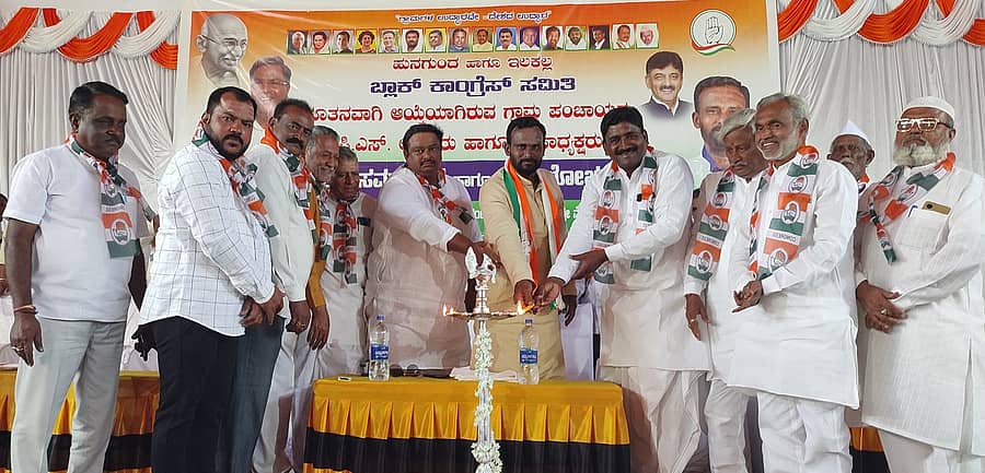 ಹುನಗುಂದದ ವೆಂಕಟೇಶ್ವರ ಕಲ್ಯಾಣ ಮಂಟಪದಲ್ಲಿ ಹುನಗುಂದ ಮತ್ತು ಇಳಕಲ್ ಬ್ಲಾಕ್ ಕಾಂಗ್ರೆಸ್ ಸಮಿತಿಯಿಂದ ನಡೆದ ಕಾರ್ಯಕ್ರಮವನ್ನು ಶಾಸಕ ವಿಜಯಾನಂದ ಕಾಶಪ್ಪನವರ ಉದ್ಘಾಟಿಸಿದರು