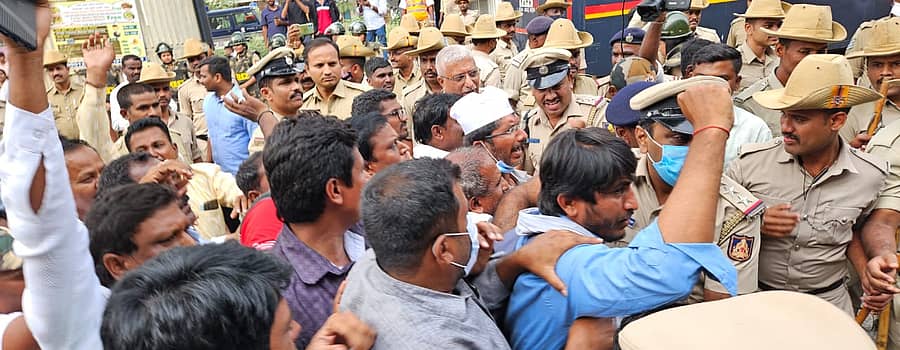 ಬೆಂಗಳೂರು ಪ್ರವೇಶಿಸುತ್ತಿದ್ದ ಅತಿಥಿ ಉಪನ್ಯಾಸಕರ ಪಾದಯಾತ್ರೆಯನ್ನು ಪೊಲೀಸರು ತಡೆದರು.