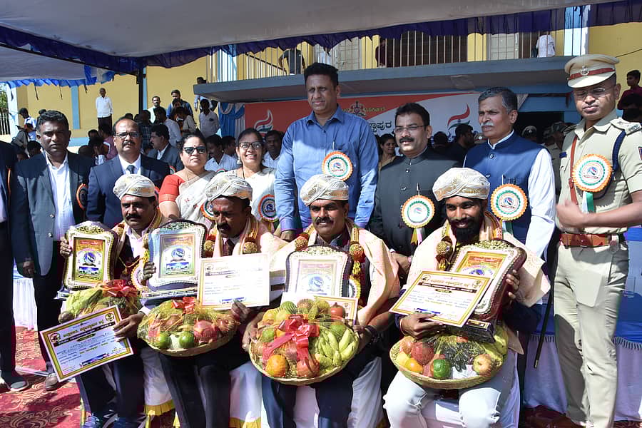 ಚಿಕ್ಕಬಳ್ಳಾಪುರದಲ್ಲಿ ನಡೆದ ಗಣರಾಜ್ಯೋತ್ಸವ ಕಾರ್ಯಕ್ರಮದಲ್ಲಿ ವಿವಿಧ ಕ್ಷೇತ್ರಗಳಲ್ಲಿ ಸಾಧನೆಗೈದ ಮಂಚನಬಲೆ ಶ್ರಿನಿವಾಸ್, ಸಿ.ಎನ್ ಶಂಕರ ರೆಡ್ಡಿ, ಸತೀಶ್ ಕುಮಾರ್ ಮತ್ತು ಮೋಹನ್ ಶಂಕರ್ ರೆಡ್ಡಿ ಅವರನ್ನು ಸನ್ಮಾನಿಸಲಾಯಿತು