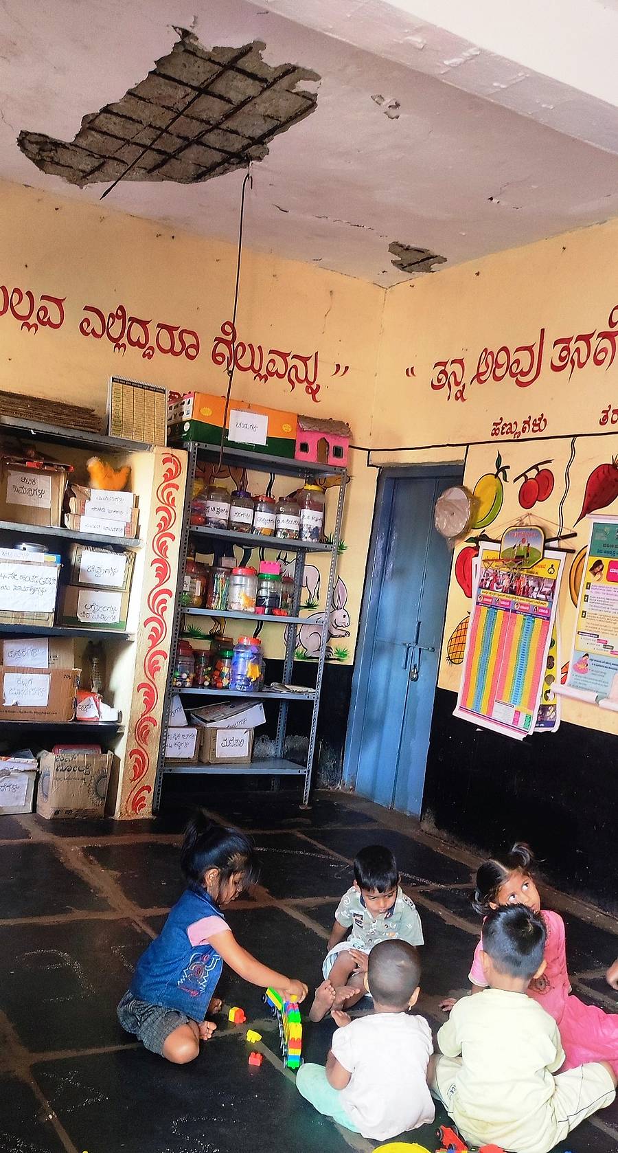 ತೋರಣಗಲ್ಲು ಹೋಬಳಿಯ ವಡ್ಡು ಗ್ರಾಮದಲ್ಲಿನ ಶಿಥಿಲಗೊಂಡ 1ನೇ ಅಂಗನವಾಡಿ ಕೇಂದ್ರದ ಕಟ್ಟಡದಲ್ಲೇ ಮಕ್ಕಳು ಆಟವಾಡುತ್ತಿರುವುದು