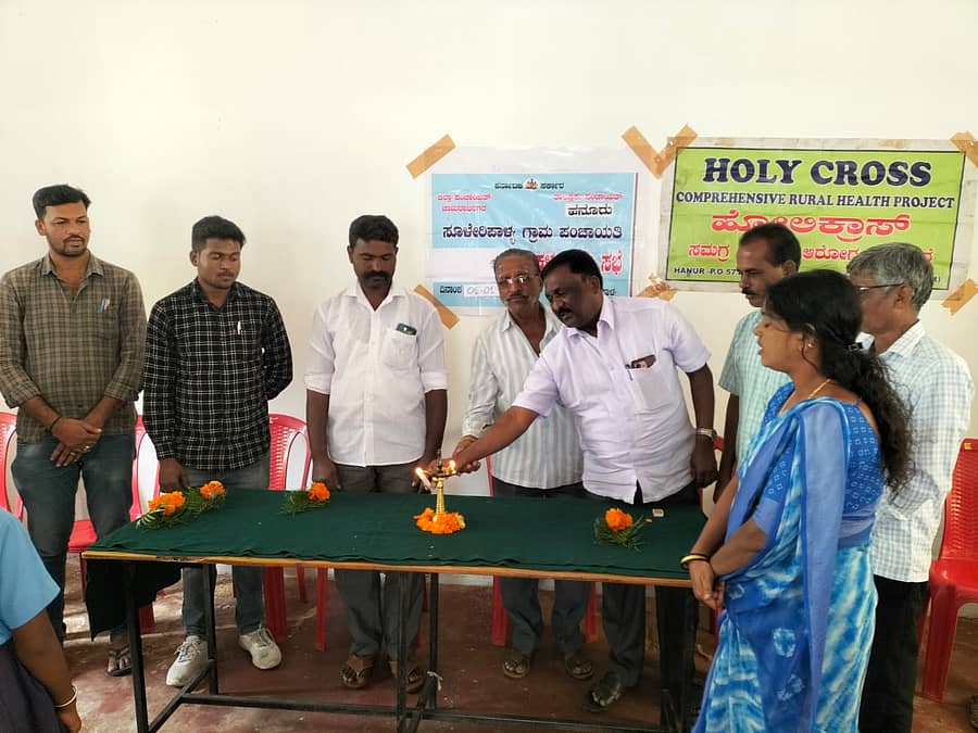 ಸೂಳೇರಿ ಪಾಳ್ಯ ಗ್ರಾಮ ಪಂಚಾಯಿತಿಯಲ್ಲಿ ಹಮ್ಮಿಕೊಂಡಿದ್ದ ಮಕ್ಕಳ ಗ್ರಾಮ ಸಭೆಯನ್ನು ಮುಖ್ಯಶಿಕ್ಷಕ ವೀರಪ್ಪ ಉದ್ಘಾಟಿಸಿದರು.