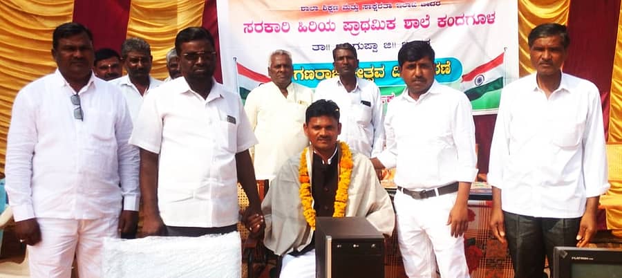 ಚಿಟಗುಪ್ಪ ತಾಲ್ಲೂಕಿನ ಕಂದಗೂಳ ಗ್ರಾಮದ ಸರ್ಕಾರಿ ಪ್ರಾಥಮಿಕ ಶಾಲೆಯ ಶಿಕ್ಷಕ ಸುದರ್ಶನ ವಿಶ್ವಕರ್ಮ ಅವರನ್ನು ಗಣ್ಯರು ಸನ್ಮಾನಿಸಿದರು