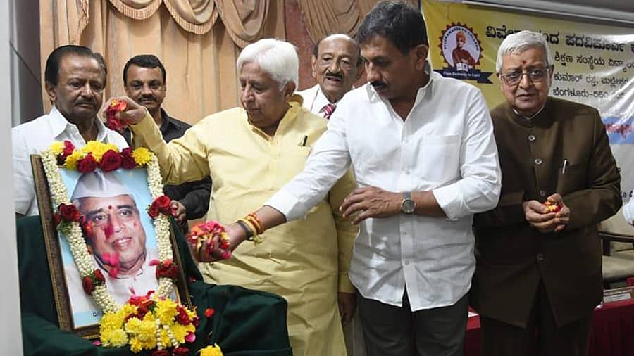 ಕಾರ್ಯಕ್ರಮದಲ್ಲಿ ಕೆ.ಎಚ್. ಪಾಟೀಲ ಅವರ ಭಾವಚಿತ್ರಕ್ಕೆ ಎಚ್.ಕೆ. ಪಾಟೀಲ, ಎಚ್.ಸಿ. ಬಾಲಕೃಷ್ಣ, ಎ. ರಾಮಸ್ವಾಮಿ, ಜಿ.ಕೆ. ನಾರಾಯಣ ರೆಡ್ಡಿ ಪುಷ್ಪ ನಮನ ಸಲ್ಲಿಸಿದರು.