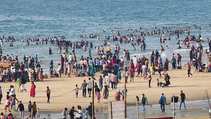 <div class="paragraphs"><p>ಭಟ್ಕಳ ತಾಲ್ಲೂಕಿನ ಮುರ್ಡೇಶರ್ವರ ಕಡಲತೀರದಲ್ಲಿ ನೂರಾರು ಪ್ರವಾಸಿಗರು ಮೋಜಿನಲ್ಲಿ ತೊಡಗಿದ್ದರು.</p></div>