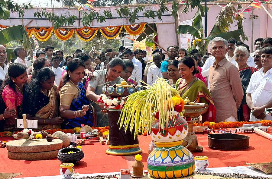ರಾಶಿಪೂಜೆ ನೆರವೇರಿಸುವ ಮೂಲಕ ‘ಸುಗ್ಗಿ–ಹುಗ್ಗಿ’ ಕಾರ್ಯಕ್ರಮಕ್ಕೆ ಚಾಲನೆ ನೀಡಲಾಯಿತು.