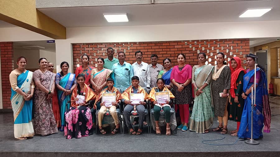 ದೇವನಹಳ್ಳಿಯ ಕೊರಚರ ಪಾಳ್ಯದ ಸರ್ಕಾರಿ ಶಾಲೆಯಲ್ಲಿ ಸಾವಿತ್ರಿಬಾಯಿಪುಲೆ ಜನ್ಮದಿನಾಚರಣೆಯಂದು ಪ್ರತಿಭಾ ಕಾರಂಜಿಯಲ್ಲಿ ವಿಜೇತ ಮಕ್ಕಳನ್ನು ಸನ್ಮಾನಿಸಲಾಯಿತು