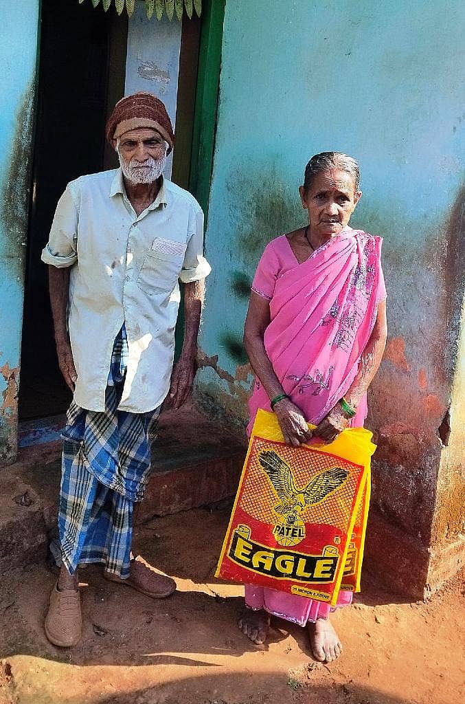 ಬಾಳೆಹೊನ್ನೂರು ಸಮೀಪದ ಜಯಪುರದ ಚರ್ಚ್ ಬಳಿಯಲ್ಲಿರುವ ಪಾಳುಬಿದ್ದ ಸರ್ಕಾರಿ ವಸತಿಗೃಹದಲ್ಲಿರುವ ಆಶ್ರಯ ಪಡೆದ ವೃದ್ಧ ದಂಪತಿಗಳು