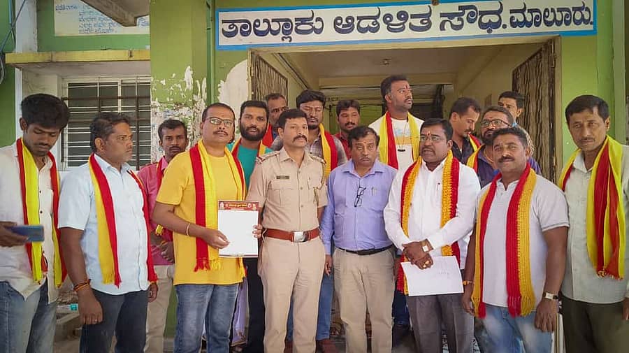 ಮಾಲೂರು ತಾಲ್ಲೂಕು ವ್ಯಾಪ್ತಿಯ ನಾಮ ಫಲಕಗಳಲ್ಲಿ ಶೇ 60ರಷ್ಟು ಕಡ್ಡಾಯವಾಗಿ ಕನ್ನಡ ಬಳಕೆಗೆ ಆದೇಶಿಸುವಂತೆ ಒತ್ತಾಯಿಸಿ ಕರ್ನಾಟಕ ಪ್ರಜಾ ವೇದಿಕೆ ಸಂಘಟನೆ ಕಾರ್ಯಕರ್ತರು ತಹಶೀಲ್ದಾರ್ ಅವರಿಗೆ ಮನವಿ ಸಲ್ಲಿಸಿದರು