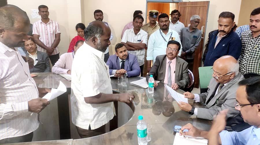 <div class="paragraphs"><p>ದೊಡ್ಡಬಳ್ಳಾಪುರ ತಾಲ್ಲೂಕು ಕಚೇರಿ ಸಭಾಗಂಗಣದಲ್ಲಿ ಉಪಲೋಕಾಯುಕ್ತ ನ್ಯಾಯಾಧೀಶರಾದ ಪಣೀಂದ್ರ ಅವರಿಗೆ ದೂರು ಸಲ್ಲಿಸಿದ ಸಾರ್ವಜನಿಕರು</p></div>