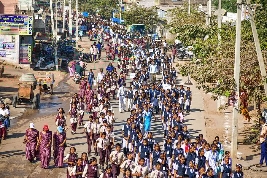 ಕೊಪ್ಪಳದಲ್ಲಿ ಬುಧವಾರ ನಡೆದ ಜಾಗೃತಿ ಜಾಥಾದಲ್ಲಿ ಪಾಲ್ಗೊಂಡಿದ್ದ ವಿದ್ಯಾರ್ಥಿಗಳು