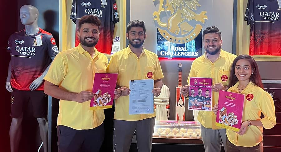 ಒಡಂಬಡಿಕೆಯ ಸಂದರ್ಭದಲ್ಲಿ ಸಂಕೀರ್ಣ್ ಪ್ರದೀಪ್ ಪೈ, ಶ್ರೀನಿವಾಸ್ ಜೆ ಪೈ, ಶ್ರೀಕೃಷ್ಣ ಜೆ ಪೈ ಮತ್ತು ನೀಮಾ ಪೈ ಇದ್ದರು