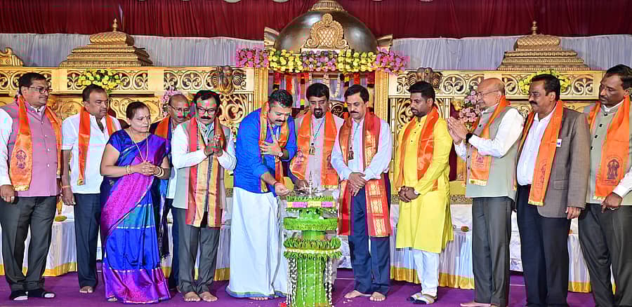 <div class="paragraphs"><p>ದಾವಣಗೆರೆಯ ಗುಂಡಿ ಮಹದೇವಪ್ಪ ಕಲ್ಯಾಣ ಮಂಟಪದಲ್ಲಿ ವಾಸವಿ ದೇವಾಲಯಗಳ ಒಕ್ಕೂಟದ ಅಧಿವೇಶನವನ್ನು ಚಕ್ರವರ್ತಿ ಸೂಲಿಬೆಲೆ ದೀಪ ಬೆಳಗಿಸಿ ಉದ್ಘಾಟಿಸಿದರು –ಪ್ರಜಾವಾಣಿ ಚಿತ್ರ</p></div>