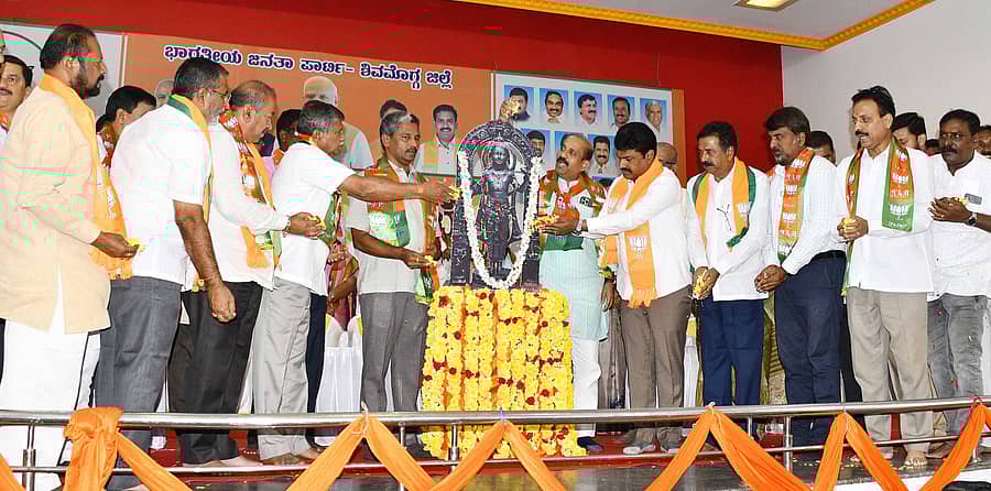 <div class="paragraphs"><p>ಶಿವಮೊಗ್ಗದಲ್ಲಿ ಸೋಮವಾರ ಆಯೋಜಿಸಿದ್ದ ‘ಗಾಂವ್ ಚಲೋ’ ಕಾರ್ಯಕ್ರಮದ ಪೂರ್ವಭಾವಿ ಸಭೆಯನ್ನು ಸಂಸದ ಬಿ.ವೈ. ರಾಘವೇಂದ್ರ ಉದ್ಘಾಟಿಸಿದರು</p></div>