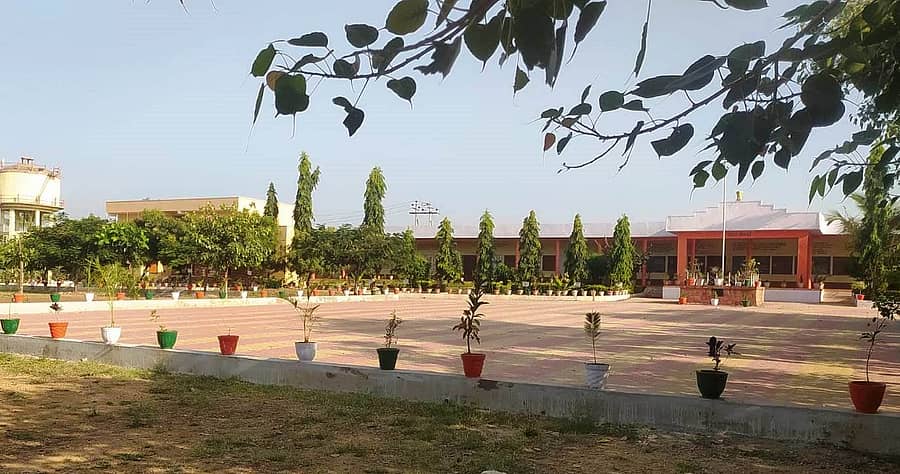 ಮೂಡಲಗಿ ತಾಲ್ಲೂಕಿನ ಯಾದವಾಡದ ಕೊಪದಟ್ಟಿ ಸರ್ಕಾರಿ ಪ್ರೌಢ ಶಾಲೆಯ ಆವರಣದ ನೋಟ