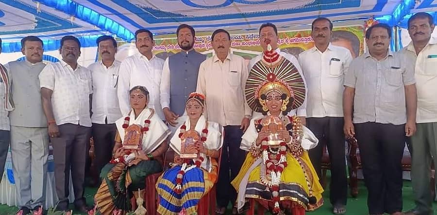 ತಾಲ್ಲೂಕಿನ ಸೂಲಿಬೆಲೆ ಹೋಬಳಿಯ ಸಿದ್ಧೇನಹಳ್ಳಿಯಲ್ಲಿ ಗಂಗಮ್ಮ ದೇವಿ ದೇವಾಲಯದಲ್ಲಿ ಹಮ್ಮಿಕೊಂಡಿದ್ದ ಕುಂಬಾಭಿಷೇಕ ಮಹೋತ್ಸವದಲ್ಲಿ ರಾಜ್ಯಪ್ರಶಸ್ತಿ ವಿಜೇತ ಕಲಾವಿದರಾದ ಪೂರ್ವಿಕ, ಮೇಘನಾ, ವೈಷ್ಣವಿ ಅವರನ್ನು ಸನ್ಮಾನಿಸಲಾಯಿತು