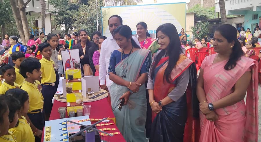 ಕಮಲಾಪುರ ಪಟ್ಟಣದ ಪ್ರತಿಭಾ ಇಂಟರನ್ಯಾಶನಲ್ ಶಾಲೆಯಲ್ಲಿ ಗುರುವಾರ ಆಯೋಜಿಸಿದ್ದ ವಿಜ್ಞಾನ ವಸ್ತು ಪ್ರದರ್ಶನ ಹಾಗೂ ಮೋಜಿನ ಮೇಳದಲ್ಲಿ ಮಕ್ಕಳು ವಿವರಣೆ ನೀಡಿದರು. ಜಯಶ್ರೀ ಮತ್ತಿಮಡು, ಸಪ್ನಾ ಇಮಡಾಪುರ ಹಾಜರಿದ್ದರು