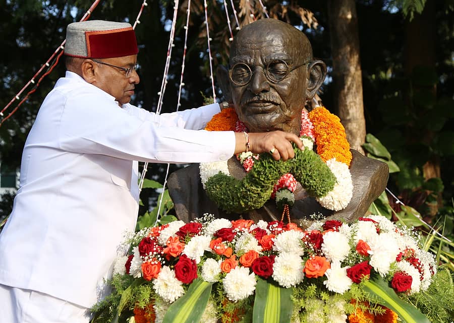 ರಾಜಭವನದಲ್ಲಿ ರಾಜ್ಯಪಾಲ ಥಾವರಚಂದ್‌ ಗೆಹಲೋತ್ ಅವರು ಮಹಾತ್ಮ ಗಾಂಧೀಜಿ ಪ್ರತಿಮೆಗೆ ಪುಷ್ಪಮಾಲೆ ಹಾಕಿ ನಮಿಸಿದರು
