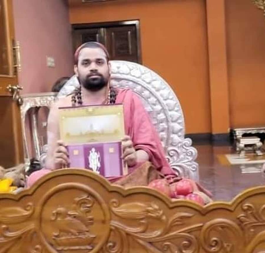 ಆಹ್ವಾನ ಪತ್ರಿಕೆಯನ್ನು ವಿಧುಶೇಖರಭಾರತಿ ಸ್ವಾಮೀಜಿ ಪ್ರದರ್ಶಿಸಿದರು