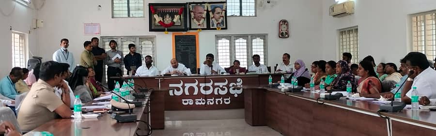 ರಾಮನಗರದ ನಗರಸಭೆಯಲ್ಲಿ ಶನಿವಾರ ನಡೆದ ಪ್ರಗತಿ ಪರಿಶೀಲನಾ ಸಭೆಯಲ್ಲಿ ಸಂಸದ ಡಿ.ಕೆ. ಸುರೇಶ್ ಮಾತನಾಡಿದರು. ಶಾಸಕ ಎಚ್.ಎ. ಇಕ್ಬಾಲ್ ಹುಸೇನ್, ನಗರಸಭೆ ಅಧ್ಯಕ್ಷೆ ವಿಜಯಕುಮಾರಿ, ಉಪಾಧ್ಯಕ್ಷ ಸಿ. ಸೋಮಶೇಖರ್, ಸ್ಥಾಯಿ ಸಮಿತಿ ಅಧ್ಯಕ್ಷ ಅಜ್ಮತ್ ಉಲ್ಲಾಖಾನ್, ಪೌರಾಯುಕ್ತ ಎಲ್. ನಾಗೇಶ್, ಸದಸ್ಯರು ಹಾಗೂ ಅಧಿಕಾರಿಗಳು ಇದ್ದಾರೆ