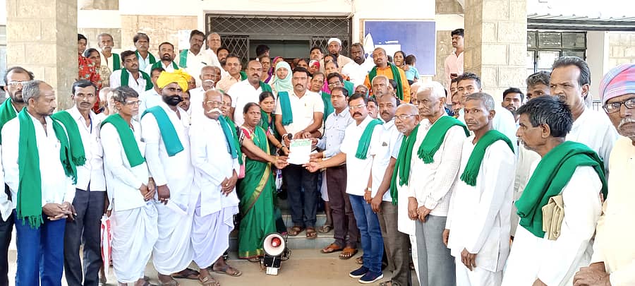 <div class="paragraphs"><p>ರೈತ ಸಂಘ ಹಾಗೂ ಹಸಿರು ಸೇನೆಯಿಂದ ರೈತಕುಲ ಅವಮಾನಿಸಿದ ಸಕ್ಕರೆ ಸಚಿವರ ಉದ್ಘಟತನ ಹೇಳಿಕೆ ಖಂಡಿಸಿ ತಹಶೀಲ್ದಾರ ಎಮ್.ಎನ್. ಹೆಗ್ಗನ್ನವರರಿಗೆ ಮನವಿ ಸಲ್ಲಿಸಲಾಯಿತು.</p></div>