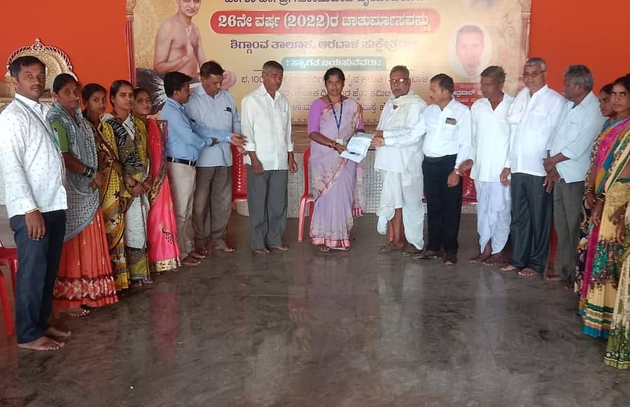 ದುಂಡಸಿ ವಲಯದ ಅರಟಾಳ ಗ್ರಾಮದ ಶ್ರೀ 1008 ಪ್ರಾಶ್ವನಾಥ್ ಜೈನ ದಿಗಂಬರ ಬಸದಿ ದೇವಸ್ಥಾನಕ್ಕೆ 2ಲಕ್ಷದ ಚೆಕ್ ಧರ್ಮಸ್ಥಳ ಗ್ರಾಮಾಭಿವೃದ್ಧಿ ಸಂಸ್ಥೆ ಬಸದಿಯ ಸಂಘಟಕರಿಗೆ ವಿತರಿಸಿದರು.