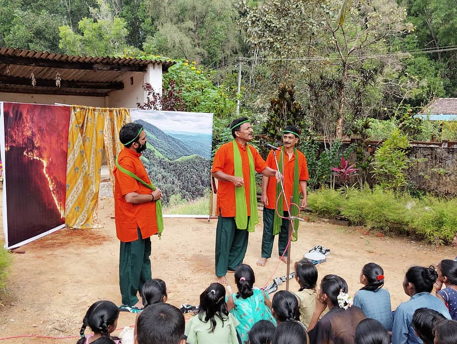 ಸಾಗರ ತಾಲ್ಲೂಕಿನ ಹೆಗ್ಗೋಡು ಗ್ರಾಮದ ಕೆ.ವಿ.ಸುಬ್ಬಣ್ಣ ರಂಗಸಮೂಹ ತಂಡದ ‘ಪೊಡವಿಯ ಕೊಡವಿದರೆ’ (ರಚನೆ-ನಿರ್ದೇಶನ : ಯೇಸು ಪ್ರಕಾಶ್ ಹೆಗ್ಗೋಡು ) ಬೀದಿ ನಾಟಕದ ಒಂದು ದೃಶ್ಯ