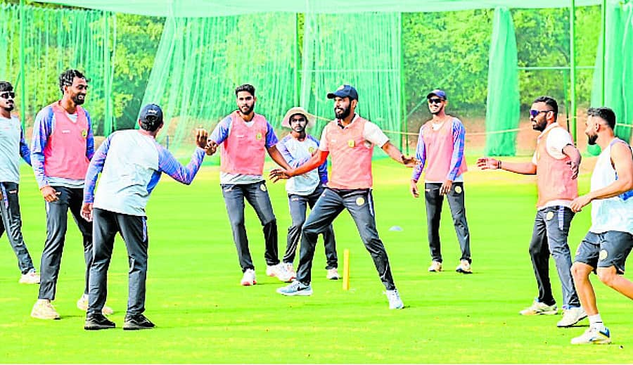 <div class="paragraphs"><p>ಮೈಸೂರಿನ ಶ್ರೀಕಂಠದತ್ತ ನರಸಿಂಹರಾಜ ಒಡೆಯರ್ ಕ್ರೀಡಾಂಗಣದಲ್ಲಿ ಗೋವಾ ತಂಡದ ಆಟಗಾರರು ಅಭ್ಯಾಸ ನಡೆಸಿದರು ಪ್ರಜಾವಾಣಿ ಚಿತ್ರ/ಅನೂಪ್ ರಾಫ್.ಟಿ.</p></div>