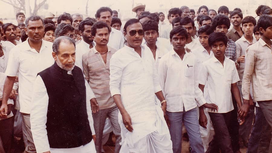 <div class="paragraphs"><p>ರಾಮಕೃಷ್ಣ ಹೆಗಡೆಯವರೊಂದಿಗೆ ಒಡನಾಟ</p></div>