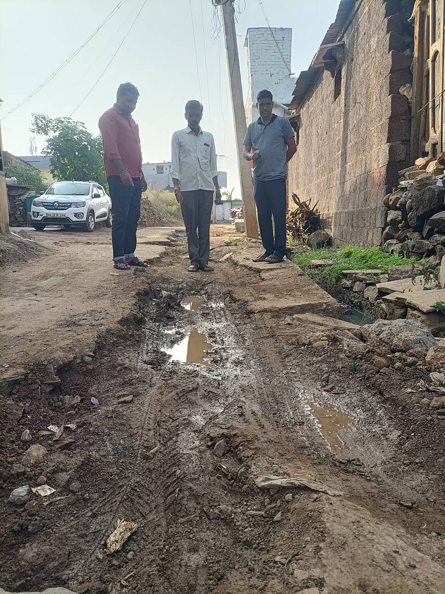 ಖಟಕಚಿಂಚೋಳಿ ಸಮೀಪದ ಡಾವರಗಾಂವ್ ಗ್ರಾಮದಲ್ಲಿ ಜೆಜೆಎಂ ಕಾಮಗಾರಿ ಪ್ರಯುಕ್ತ ಅಗೆದ ರಸ್ತೆಯ ಮಧ್ಯದಲ್ಲಿ ಹೊಲಸು ನೀರು ನಿಂತಿರುವುದು