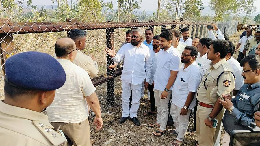 ನಂಜನಗೂಡು ತಾಲ್ಲೂಕಿನ ಹೆಡಿಯಾಲ ಸಮೀಪದ ಓಂಕಾರ ಅರಣ್ಯ ಪ್ರದೇಶಕ್ಕೆ ಭೇಟಿ ನೀಡಿದ ಸಚಿವ ಈಶ್ವರ ಖಂಡ್ರೆ ರೈಲ್ವೆ ಬ್ಯಾರಿಕೇಡ್ ಕಾಮಗಾರಿಯನ್ನು ಪರಿಶೀಲಿಸಿದರು