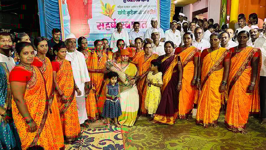 ಬೆಳಗಾವಿ ತಾಲ್ಲೂಕಿನ ಕುದ್ರೇಮನಿಯಲ್ಲಿ ನಡೆದ ಕಾರ್ಯಕ್ರಮದಲ್ಲಿ ಸಚಿವೆ ಲಕ್ಷ್ಮಿ ಹೆಬ್ಬಾಳಕರ ಅವರನ್ನು ಸನ್ಮಾನಿಸಲಾಯಿತು