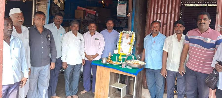 ಜಮಖಂಡಿ ತಾಲ್ಲೂಕಿನ ಹುನ್ನೂರು ಗ್ರಾಮದ ಬಸ್ ನಿಲ್ದಾಣ ಸಮೀಪ ಮಹಾಲಕ್ಷ್ಮಿ ಆಟೋ ವರ್ಕ್ಸ್ ಬಳಿ ಸಿದ್ಧೇಶ್ವರ ಶ್ರೀಗಳ ಪುಣ್ಯಸ್ಮರಣೆ ಅಂಗವಾಗಿ ಮಂಗಳವಾರ ಭಾವಚಿತ್ರಕ್ಕೆ ಪೂಜೆ ಸಲ್ಲಿಸಿ ನಮನ ಸಲ್ಲಿಸಲಾಯಿತು. ಗ್ರಾಮ ಪಂಚಾಯ್ತಿ ಮಾಜಿ ಅಧ್ಯಕ್ಷ ಶೇಖರ ಭಜಂತ್ರಿ, ಸದಸ್ಯ ದಯಾನಂದ ದೇಸಾಯಿ, ಪಿಡಿಒ ಮಲ್ಲಪ್ಪ ರೂಗಿ, ಮುತ್ತಪ್ಪ ಪತ್ತಾರ, ದಶರಥ ಹೊಸೂರ ಉಪಸ್ಥಿತರಿದ್ದರು