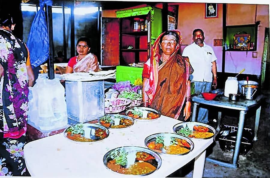 <div class="paragraphs"><p>ಖಾನಾವಳಿಯಲ್ಲಿ ಅನಸೂಯಾ ಮಲ್ಲಪ್ಪ ಹಿಟ್ನಳ್ಳಿ</p></div>