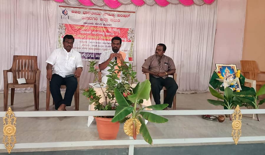 ಹುಣಸಗಿಯಲ್ಲಿ ಅಖಿಲ ಭಾರತೀಯ ಸಾಹಿತ್ಯ ಪರಿಷದ್ ವತಿಯಿಂದ ನಡೆದ ತಾಲ್ಲೂಕು ಸಮಿತಿಯ ಉದ್ಘಾಟನಾ ಕಾರ್ಯಕ್ರಮದಲ್ಲಿ ಬಲಶೆಟ್ಟಿಹಾಳ ಬಸಲಿಂಗ ಮಠದ ಸಿದ್ಧಲಿಂಗಶಾಸ್ತ್ರಿ ಮಾತನಾಡಿದರು
