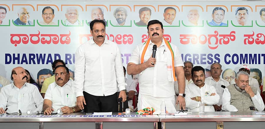 ಹುಬ್ಬಳ್ಳಿಯ ಕಾಂಗ್ರೆಸ್‌ ಕಚೇರಿಯಲ್ಲಿ ಗುರುವಾರ ನಡೆದ ಕಾರ್ಯಕರ್ತರ ಸಭೆಯಲ್ಲಿ ಎಐಸಿಸಿ ಕಾರ್ಯದರ್ಶಿ ಮಯೂರ ಜಯಕುಮಾರ್, ಹುಬ್ಬಳ್ಳಿ– ಧಾರವಾಡ ಮಹಾನಗರ ಜಿಲ್ಲಾ ಘಟಕದ ಅಧ್ಯಕ್ಷ ಅಲ್ತಾಫ ಹಳ್ಳೂರ, ಗ್ರಾಮೀಣ ಜಿಲ್ಲಾ ಘಟಕದ ಅಧ್ಯಕ್ಷ ಅನಿಲಕುಮಾರ ಪಾಟೀಲ, ಮೆಹರವಾಡೆ, ಇತರರು ಉಪಸ್ಥಿತರಿದ್ದರು.
