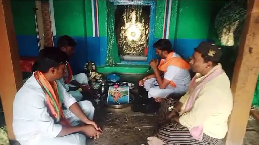 ಗದಗ ಜಿಲ್ಲೆ ನರಗುಂದ ತಾಲ್ಲೂಕಿನ ಹುಣಸಿಕಟ್ಟಿಯ ಮಸೀದಿಯಲ್ಲಿ ಹಿಂದೂ ಮುಸ್ಲಿಂ ಯುವಕರು ಸೋಮವಾರ ಶ್ರೀರಾಮನ ಜಪ ಮಾಡಿ, ಭಾರತಮಾತೆಗೆ ಪೂಜೆ ನೆರವೇರಿಸಿದರು