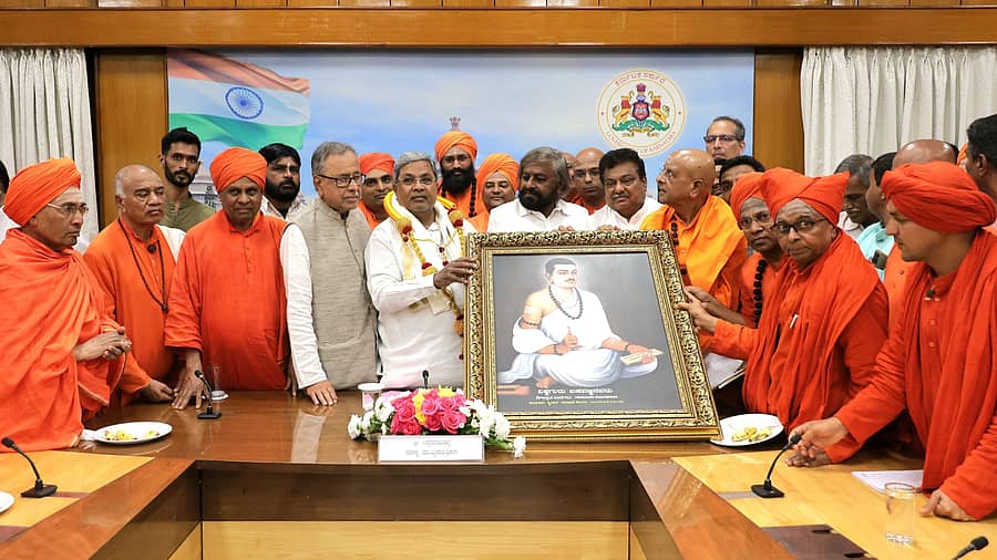 ಲಿಂಗಾಯತ ಮಠಾಧಿಪತಿಗಳ ಒಕ್ಕೂಟದ ಪದಾಧಿಕಾರಿಗಳು ಹಾಗೂ ವಿವಿಧ ಸಮುದಾಯದ ಸ್ವಾಮೀಜಿಗಳು ಮುಖ್ಯಮಂತ್ರಿ ಸಿದ್ದರಾಮಯ್ಯನವರನ್ನು ಸೋಮವಾರ ಭೇಟಿಯಾಗಿ, ಬಸವಣ್ಣನವರ ಭಾವಚಿತ್ರವನ್ನು ನೀಡಿ ಗೌರವಿಸಿದರು.