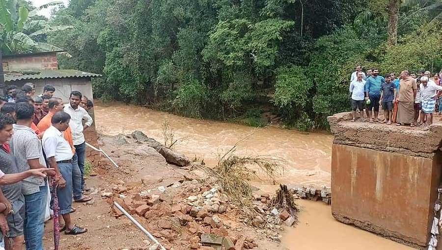 ಮಳೆಗಾಲದಲ್ಲಿ ಸಂಪರ್ಕ ಕಡಿತಗೊಂಡ ಕಲ್ಮಕಾರಿನ ಮಿಂಟಕಜೆ ಸೇತುವೆ